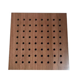 Стена акустических панелей ядровой изоляции пефорированная деревянная всходит на борт крытого