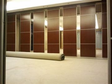 Складывая передвижные стены деревянной перегородки для системы смертной казни через повешение верхней части конференц-зала