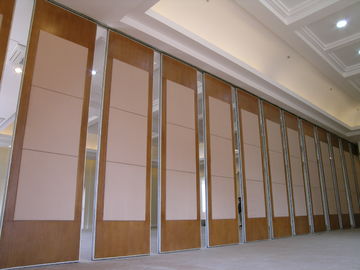 Складывая передвижные стены раздела конференц-зала определяют или удваивают ролик на панели