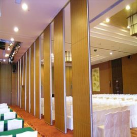 Складывая передвижные стены раздела конференц-зала определяют или удваивают ролик на панели