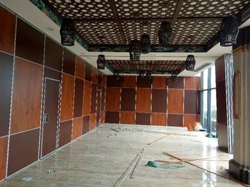 Звукоизоляционная деревянная чернь сползая стены раздела для цвета подгонянного конференц-залом