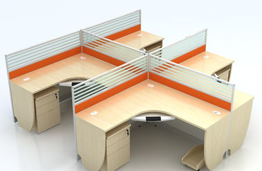 Мулти стол доски разделов, матированного стекла и металла офисной мебели цвета раскрывает рабочее место офиса 4 человеков