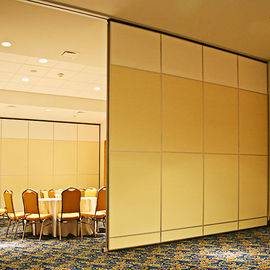 Стены раздела конференц-зала складывая с пропуском через доступ двери