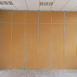 Стены раздела конференц-зала складывая с пропуском через доступ двери