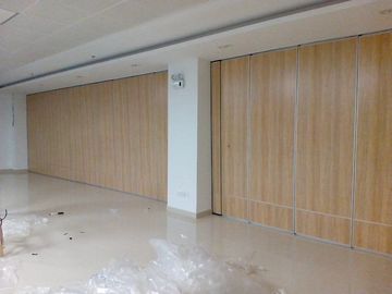 Мобильные комнаты разделяя стены разделов системы Ретрактабле в аэропорте