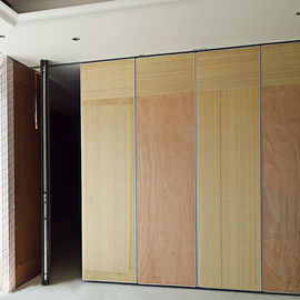 Интерьер доски полиэфирного волокна рассекателя комнаты раздела звукоизоляционной действующей стены передвижной украшает