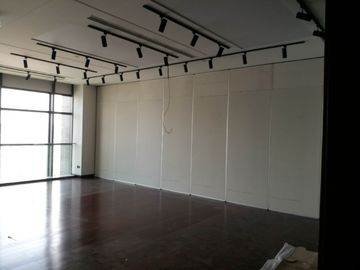 Цена рассекателя комнаты разделов черни конференц-зала складывая сползая декоративная акустическая