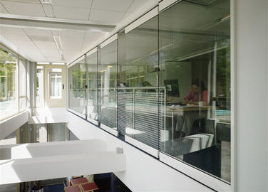 Стена стеклянного раздела рассекателей комнаты Эбунге акустическая Фрамелесс закаленная для размеров офиса