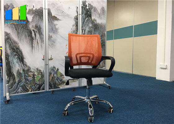 Эргономическая сетка ткани мебели управленческого офиса предводительствует вращающееся кресло конференц-зала