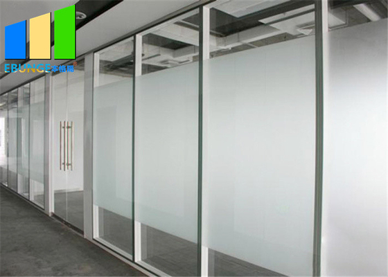 Алюминиевая стеклянная стена раздела офиса с магнитными шторками и прикрепленной на петлях дверью