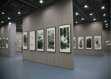 Деревянные стены перегородки выставки, стена рассекателей комнаты действующая для искусства