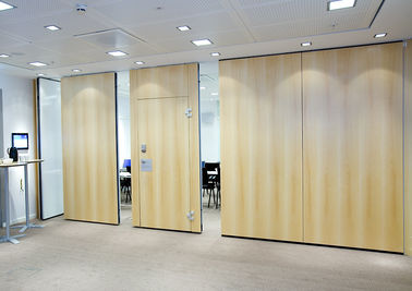 Деревянная поверхность складывая действующие стены раздела для офиса с раздвижными дверями