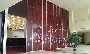 Складывая передвижные стены деревянной перегородки для системы смертной казни через повешение верхней части конференц-зала