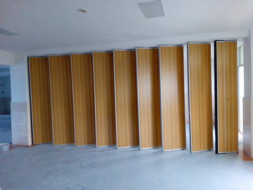 Изолированные декоративные сползая панели потолка, стена деревянной перегородки конференц-зала