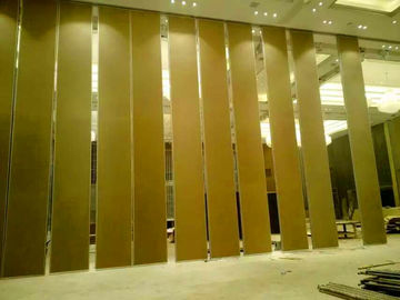 Изолированные декоративные сползая панели потолка, стена деревянной перегородки конференц-зала