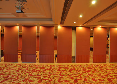 Красное движение гипсолита огораживает деревянную перегородку в живущей комнате для конференц-залов